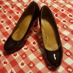 Clarks Burgundy heel size 7